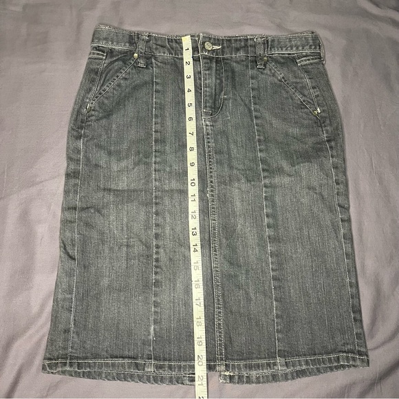 Old Navy size 4 grey cotton blend jean skirt w/ slit on the back - Picture 6 of 6